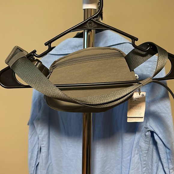 Lululemon everywhere belt bag - Picture 2 of 3